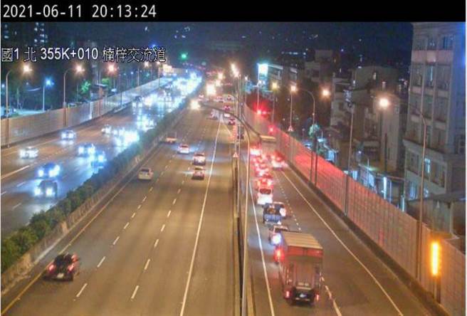 部分匝道在晚間八點後，明顯車流量變大，交通部也緊急呼籲民眾不要外出。(圖／交通部高公局)