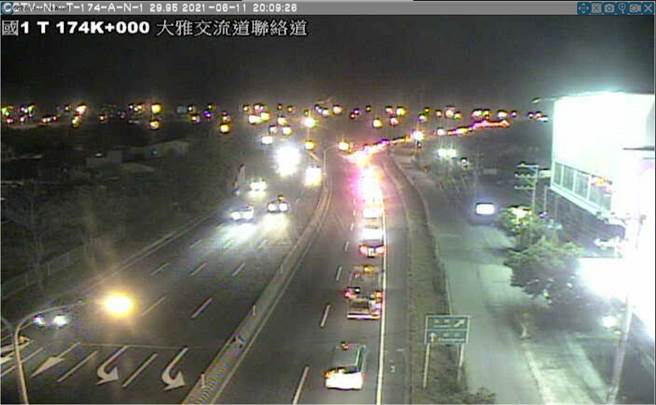 部分匝道在晚間八點後，明顯車流量變大，交通部也緊急呼籲民眾不要外出。(圖／交通部高公局)