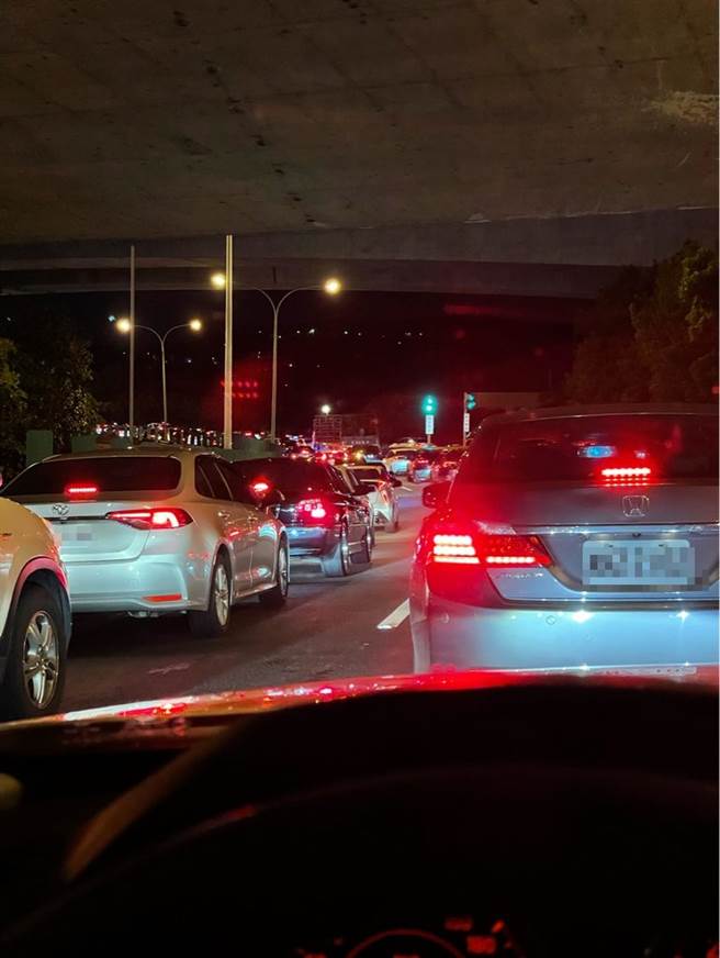 有網友在PTT上爆料，建國接國1在晚間8點左右出現塞車潮，引發鄉民熱議。(圖／PTT)