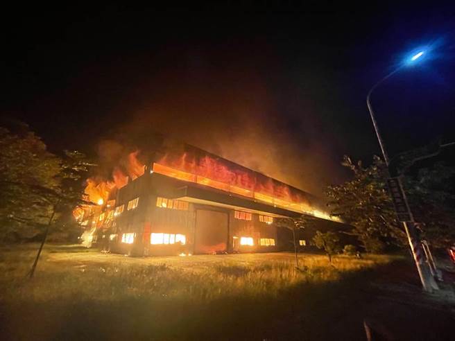 台南市柳营工业区今（11）日晚间9点20分传出一家树脂工厂火警，消防人员到场时估场已全面燃烧。（读者提供／刘秀芬台南传真）