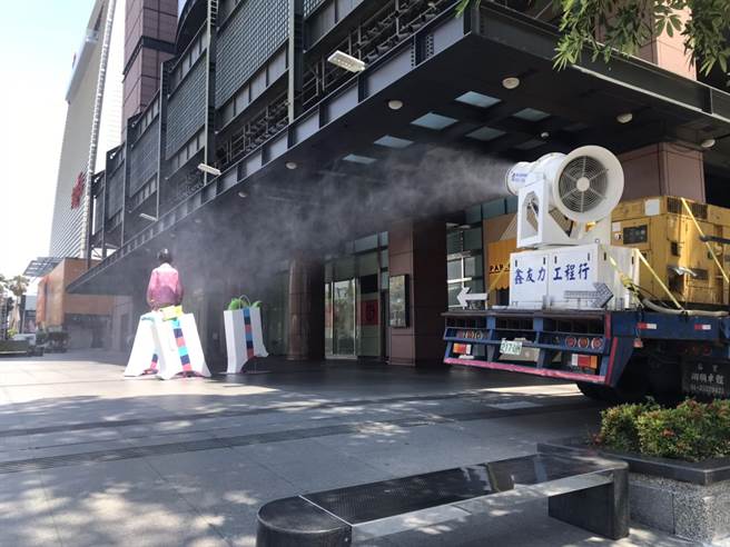 新光三越中港店传出柜姐确诊，业者11日停业进行大清消。(市府提供／林欣仪台中传真)