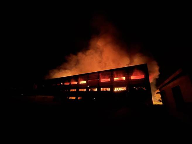 台南市柳营工业区今（11）日晚间9点20分传出1家树脂工厂火警，消防人员到场时估场已全面燃烧。（读者提供／刘秀芬台南传真）