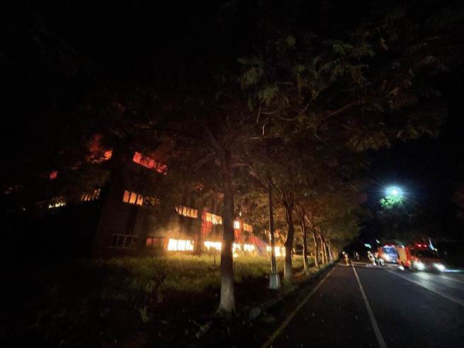 台南市柳营工业区今（11）日晚间9点20分传出1家树脂工厂火警，消防人员到场时估场已全面燃烧。（读者提供／刘秀芬台南传真）