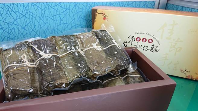 台中市警察局第六分局员警收到美味肉粽，吃在嘴里、暖在心里，感受到警友满满的祝福。（卢金足摄）