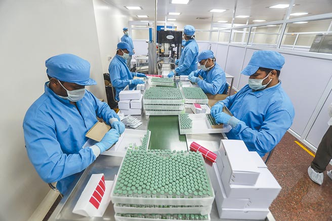 卫福部长陈时中10日证实，去年AZ疫苗团队曾找台湾代工疫苗，却被拒绝。图为印度血清研究所，是制造AZ疫苗主要供应商。（美联社）