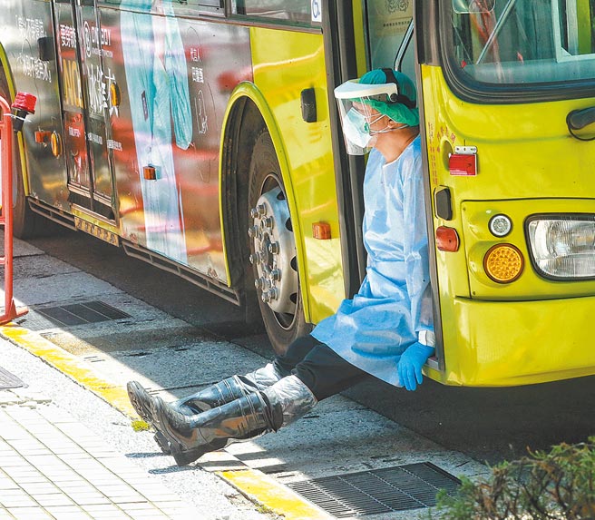 台湾新冠确诊死亡率远高于世界大多数国家，台湾民意基金会董事长游盈隆昨批评政府连向全民表示道歉都要考虑再三。图为台北市府快筛机动队10日在内湖进行筛检时，防疫专车驾驶坐在走道舒展筋骨。（陈信翰摄）