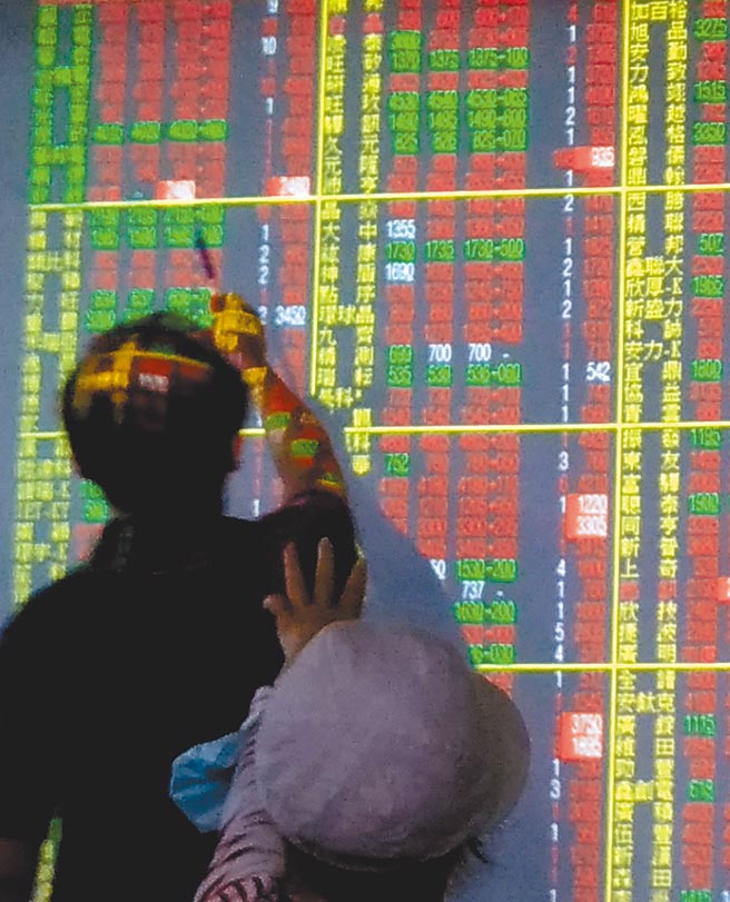 5月本土新冠疫情升级，台股虽巨幅震盪，但财政部昨日公布税收初步统计，5月证交税达294亿元，连续第3个月创单月歷史新高。（本报资料照片）