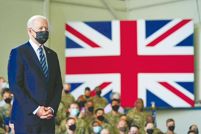 美国总统拜登9日飞抵英国，准备参加11日至13日在当地举行的七大工业国（G7）领袖峰会。图为拜登抵英后，前往萨福克郡的米尔登霍尔基地，看望驻扎在那里的美军官兵。（美联社）