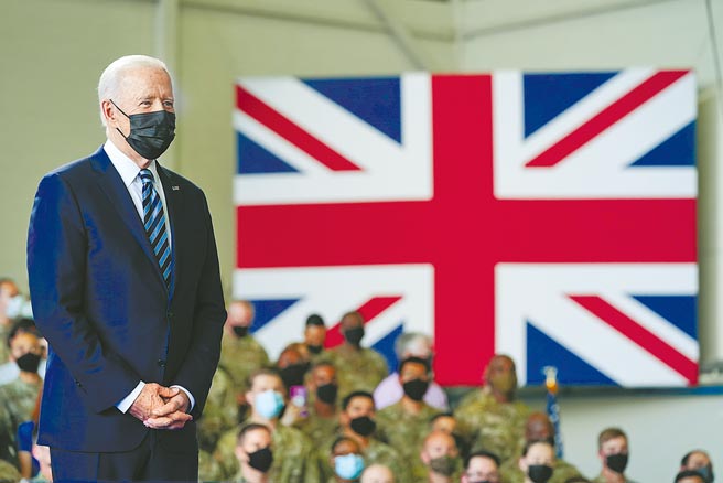 美国总统拜登9日飞抵英国，准备参加11日至13日在当地举行的七大工业国（G7）领袖峰会。图为拜登抵英后，前往萨福克郡的米尔登霍尔基地，看望驻扎在那里的美军官兵。（美联社）