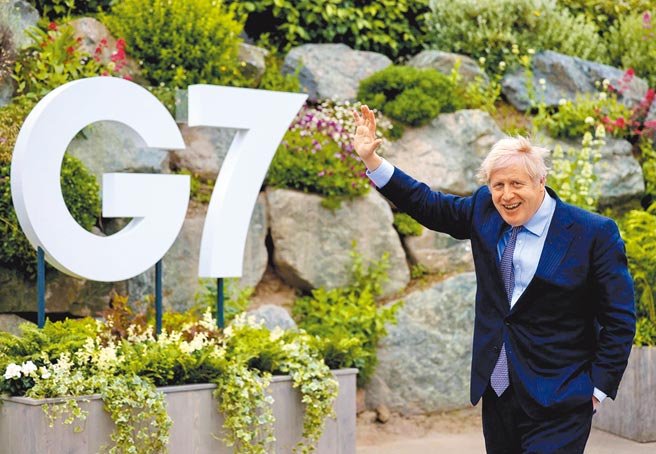 英国首相强森在G7标志前欢迎即将到来的七大工业国家高峰会议。（摘自唐寧街10号官方脸书）