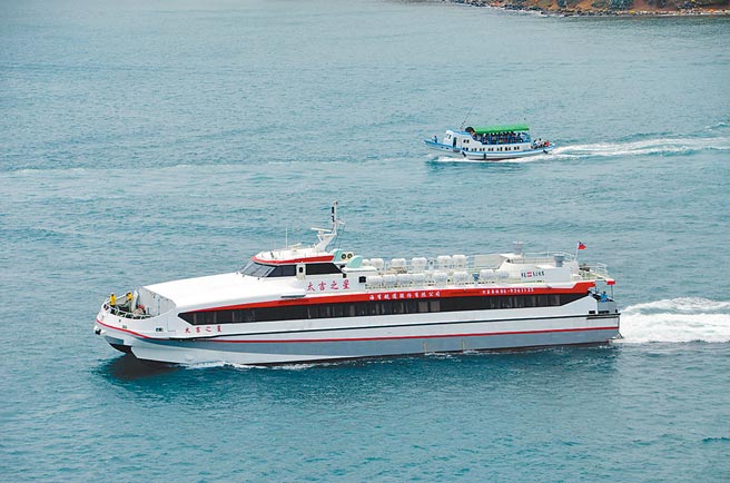 嘉义往返离岛不但空中运输停摆，布袋往返马公的海上客轮更早在5月21日全台三级警戒就停航至今。（本报资料照片）