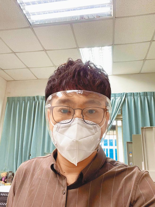 彰化地檢署檢察官陳宗元日前輪值外勤，相驗遺體時全副武裝，自備防疫標準裝備，包括N95口罩、面罩，若在殯儀館相驗時有壓克力隔板，就會捨棄面罩改戴上護目鏡，回到辦公室後整套衣服全換掉，避免染疫。（摘自臉書／謝瓊雲彰化傳真）