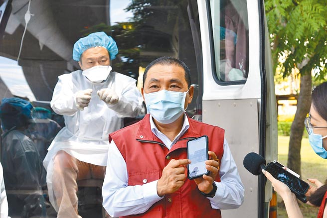 新北市长侯友宜10日宣布将成立「远距关怀虚拟病房平台」，掌握确诊者生理数据。（新北市政府提供／叶德正新北传真）