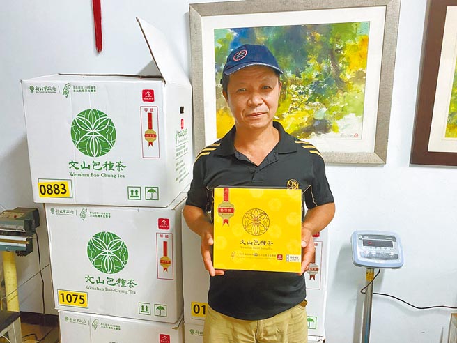 坪林茶農鐘文慶奪下今年春季包種茶特等獎。（新北市農業局提供／王揚傑新北傳真）