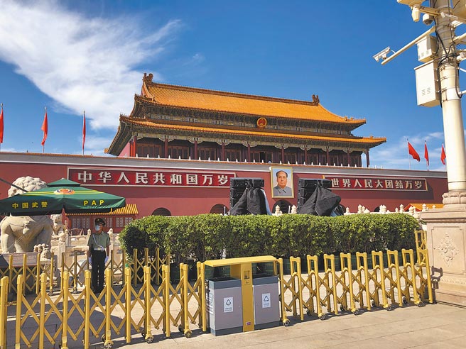 中共建党百年活动将在天安门广场，活动将至，天安门周边陆续架设灯光音响等设备。（许依晨摄）