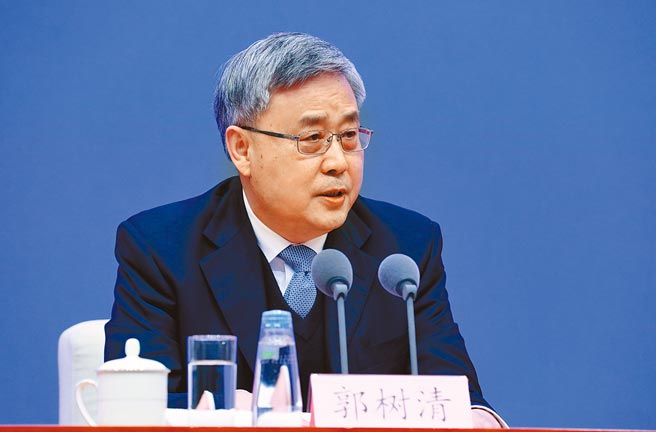 大陆银保监会主席郭树清表示，要确实防范金融衍生品投资风险。（中新社）