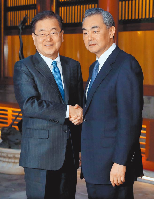 中国国务委员兼外交部长王毅（右）9日与韩国外交部长郑义溶（左）通电话，直言中韩应坚持正确立场，不被带偏节奏。图为双方先前在北京会面。（中新社）