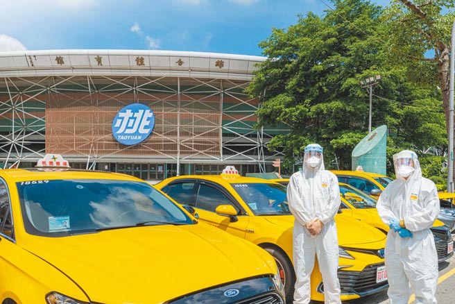 桃园市「固安计画」推企业到场快筛，祥仪机器人梦工厂约100名移工到快筛站快筛，防疫计程车也在一旁待命。（桃园市新闻处提供／赖佑维桃园传真）