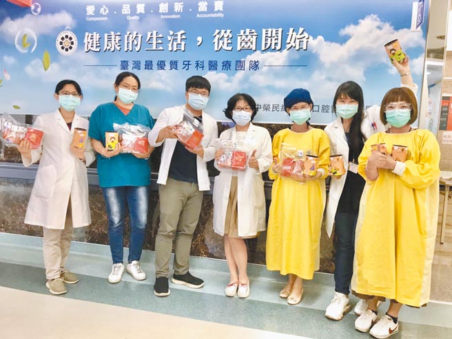 南投县参与「我爱阅读」护照认证的学生，将获得的奖品巧克力，赠送医护人员。（南投县政府提供／廖志晃南投传真）