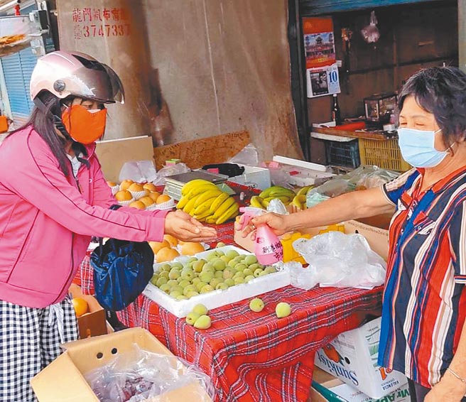 端午节将届，不排除传统市场可能涌入较多採买人潮，嘉义县经济发展处与警方组成稽查小组，10日分组前往市场加强稽查。（嘉义县政府提供／吕妍庭嘉义传真）