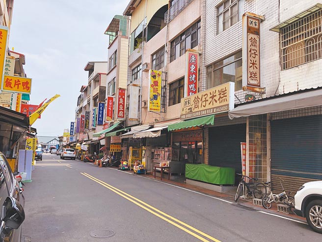 受到新冠肺炎本土疫情衝击影响，高雄市知名景点旗山老街上空荡荡，已看不到人潮。（林雅惠摄）