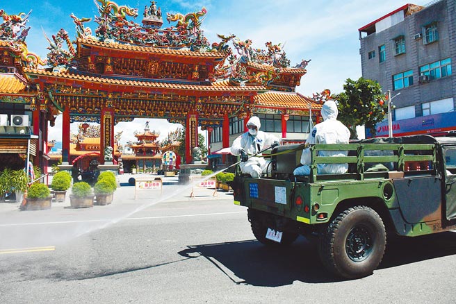 台东县10日出现1例确诊，国军化学兵出动在台东市区街头大清消。（庄哲权摄）