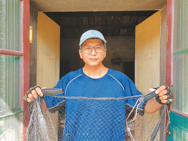 大林蒲的「文化拾荒者」梁月亮。（袁庭尧摄）