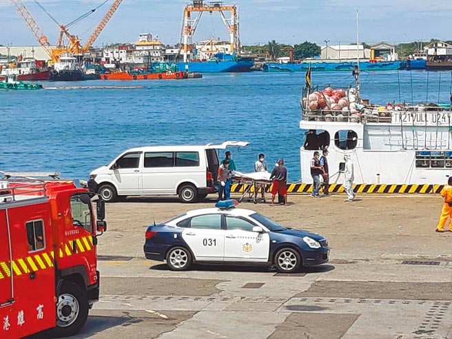 高雄港外海10日传出1艘外籍渔船有印尼籍船员猝死，由于国内新冠肺炎疫情严峻，相关人员不敢大意，全副武装在码头待命。（翻摄画面／洪浩轩高雄传真）