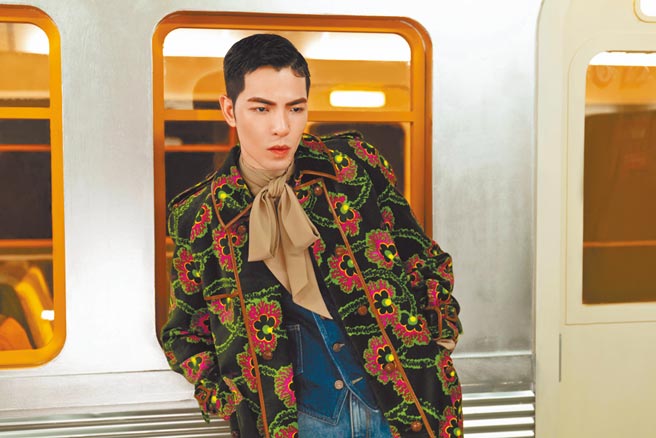 蕭敬騰（見圖）與鄭容和跨海合作全新單曲〈禁愛條款〉。（華納音樂提供）