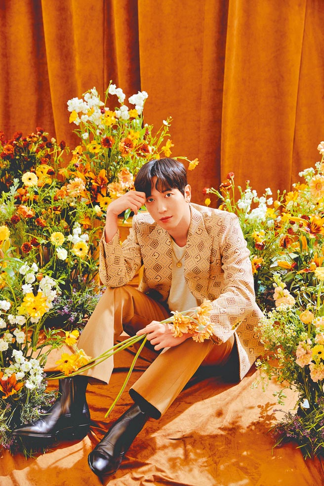 蕭敬騰與鄭容和（見圖）跨海合作全新單曲〈禁愛條款〉。（華納音樂提供）