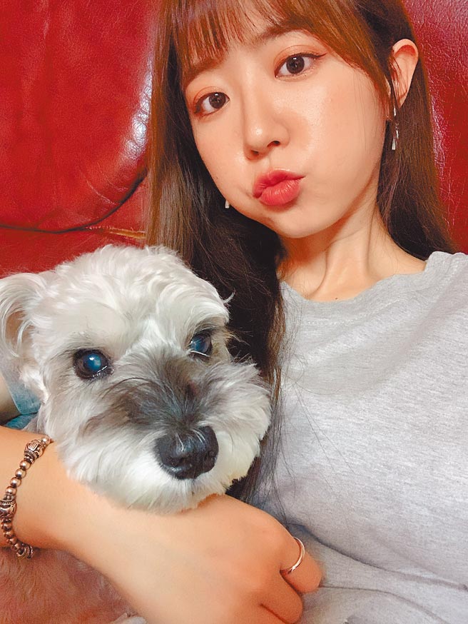 洪诗近来只待在家中，开心陪伴爱犬玩耍。（繁星浩月提供）