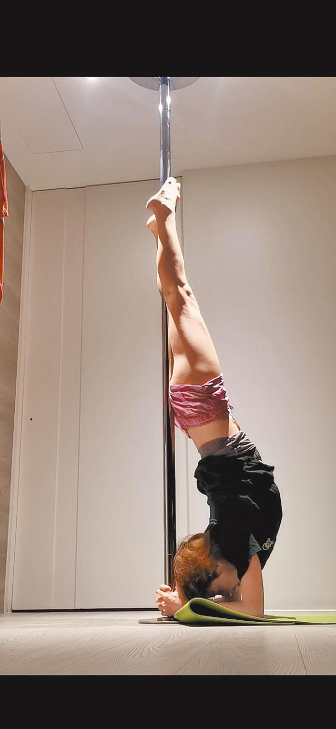 辣妈徐小可在家练钢管舞，一字马、倒立等姿势都难不倒她。（徐小可提供）
