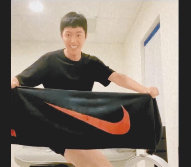 蔡凡熙日前直播僅穿內褲，趕緊拿毛巾遮掩。（群星瑞智提供）