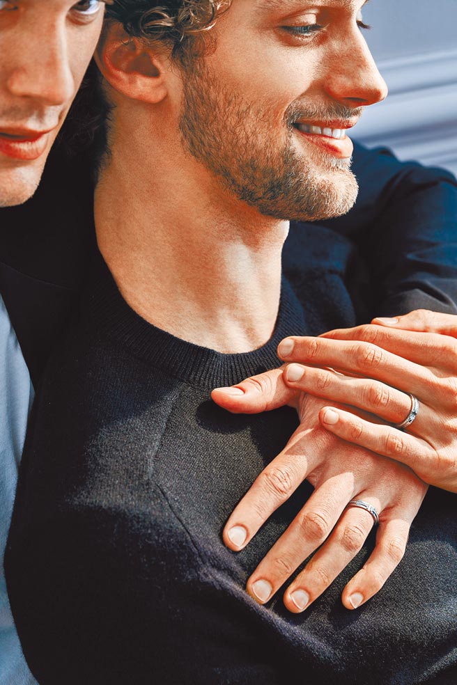 Tiffany为支持同志骄傲月推出「Stand For Love」形象广告，T系列镶戒（右）10万6000元、T系列白金钻戒17万7000元。（Tiffany & Co.提供）