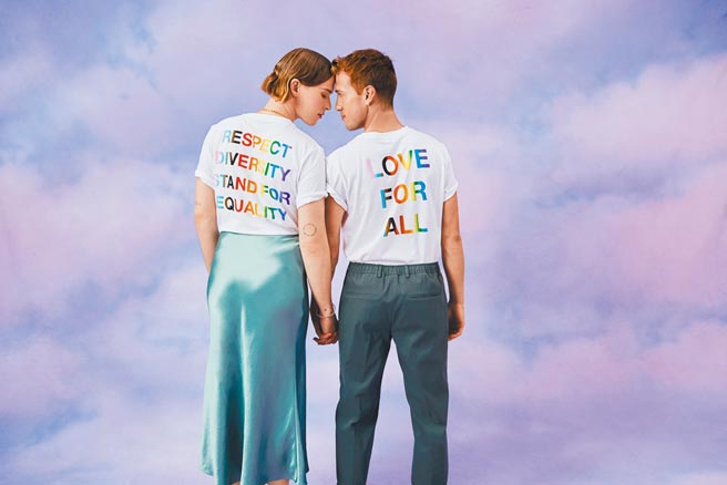 Boss推出Pride限量系列欢庆同志骄傲月，由美国演员Tommy Dorfman及Peter Zurkuhlen共同拍摄形象广告。（Boss提供）