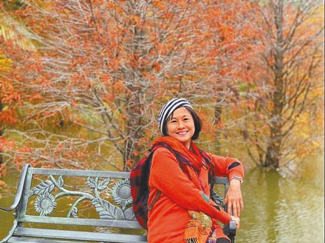 首届三毛散文集奖得主蔡怡，抛开过往散文笔法，投身首部小说《花豹与白兔：天涯的她方》。（时报出版提供）