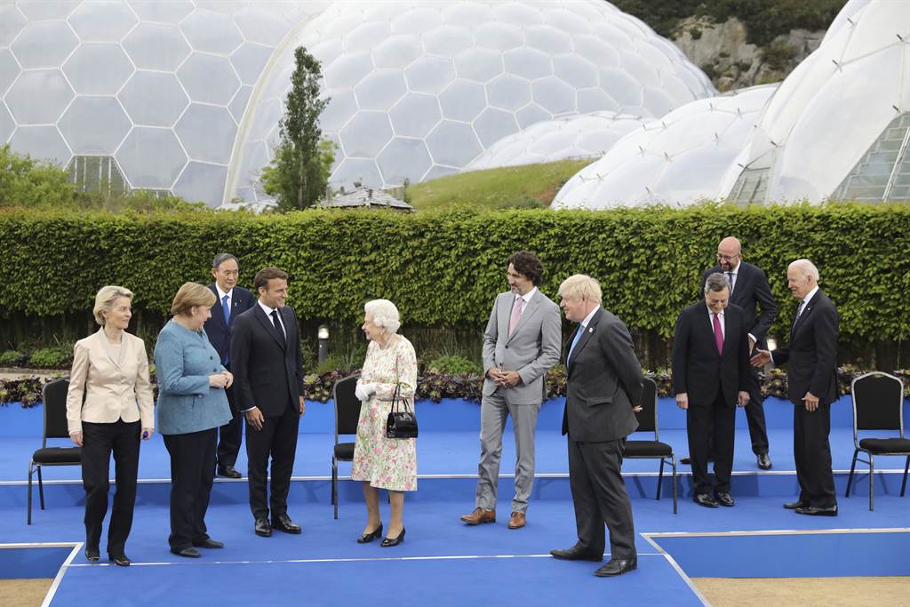 伊丽莎白二世在与7国和欧盟领袖合影时用一句话炒热气氛，让她的幽默语录再添一笔。（图／美联社）(photo:ChinaTimes)