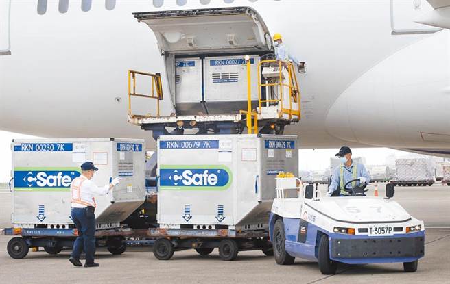 由日本捐赠的AZ疫苗，预计15日起开放1至6类对象接种。（资料照）