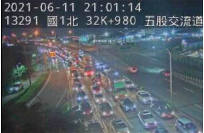 因端午连假之故，11日晚间高速公路就涌现车潮。（图／高公局即时影像）