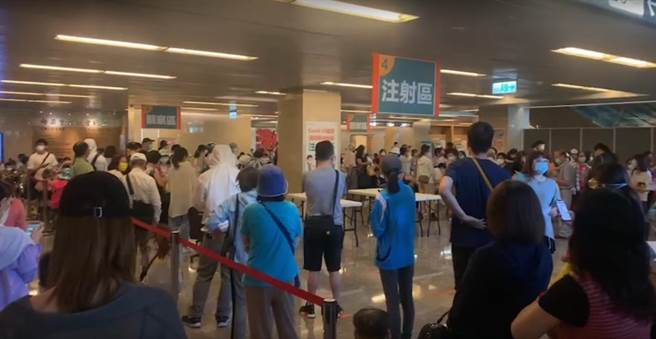 亞東醫院開放醫護接種疫苗，人山人海擠爆大廳。（圖／記者爆料網提供）