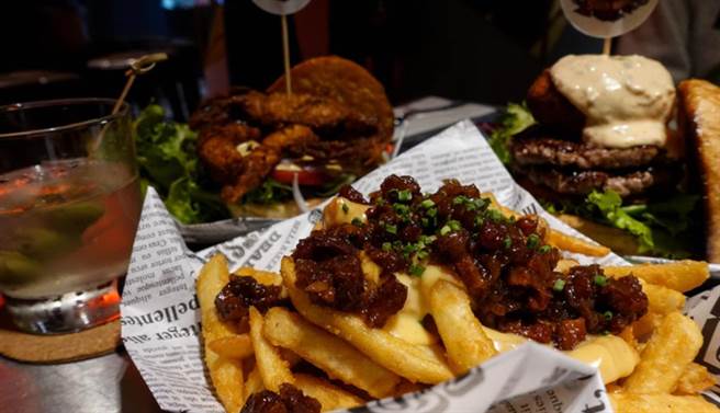 【編輯探店系列】防疫在家免排隊就能嗑！最硬派美式漢堡「SKB Burger」， 真材實料爆汁肉排根本水龍頭！老闆拍胸脯：「全台北市最好吃雞翅在這！」(圖／BEEMEN蜂報提供)