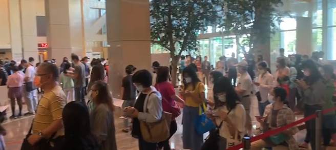 醫護湧入亞東醫院打疫苗，甚至有人搬出折疊椅排隊。（圖／記者爆料網提供）