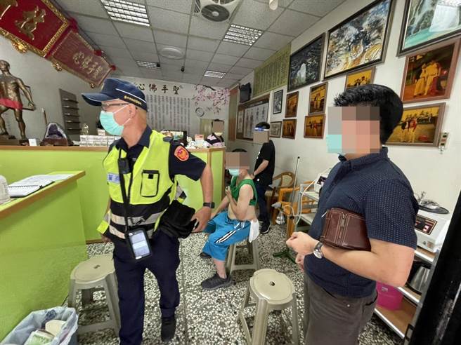 员警抵达现场时在推拿馆内发现推拿馆负责人、员工、顾客及陪病者4位民眾，而顾客也正在进行蒸气蒸薰。（台中市第五分局提供／冯惠宜台中传真）