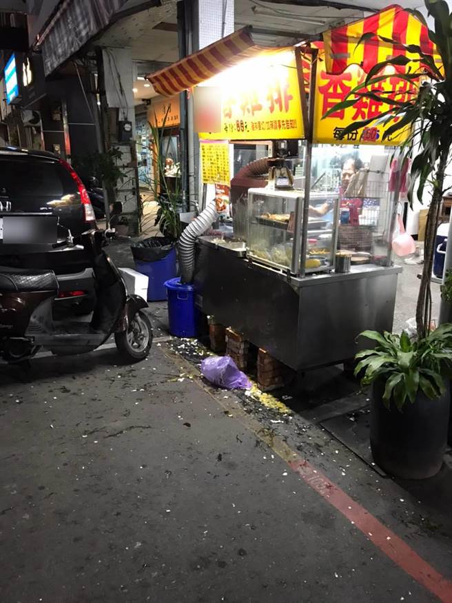 高雄市許姓男子賭六合彩欠債18萬元未還，討債男子對許母經營的機台攤位砸雞蛋恐嚇。（翻攝照片／石秀華高雄傳真）