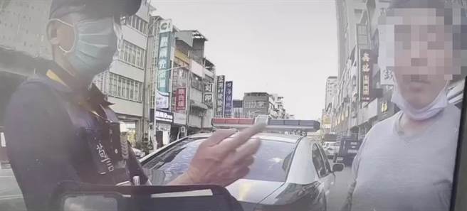 涉嫌開宣傳車討債的陳姓男子被警方告誡。（翻攝照片／石秀華高雄傳真）