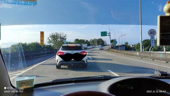 头份到新竹上班的「通勤哥」气炸连假第一天上午6点就被堵在匝道上，害他上班迟到1小时。（图／翻摄自爆料公社）