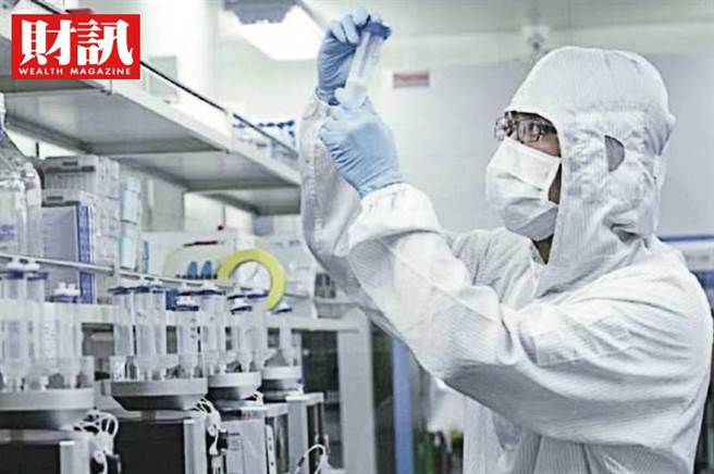 最新一期《财讯》盘点主要国家的疫苗政策，发现各国政府的决策都是一场「豪赌」。(图/财讯提供)