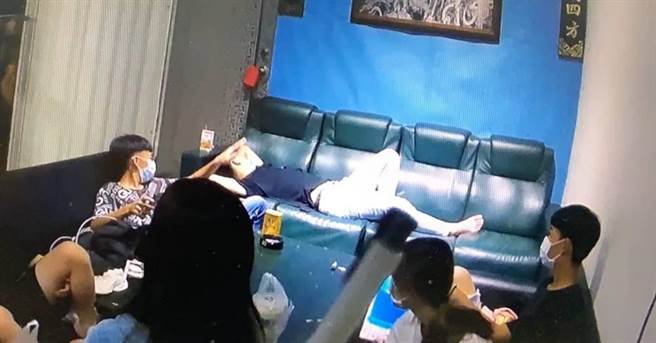 台中清水警方巡逻查获6名男女群聚私人宫庙聊天喝饮料。（清水分局提供／王文吉台中传真）