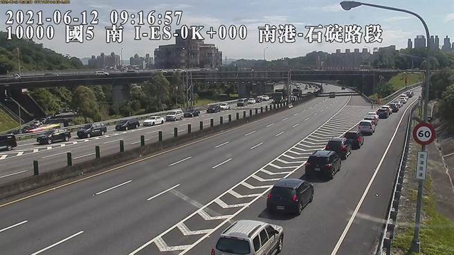   连结国道三号与国道五号的南港系统交流道，因实施严格匝道仪控管制，排队停等的车辆拉 得相当长。（坪林交控中心提供／胡健森宜兰传真）