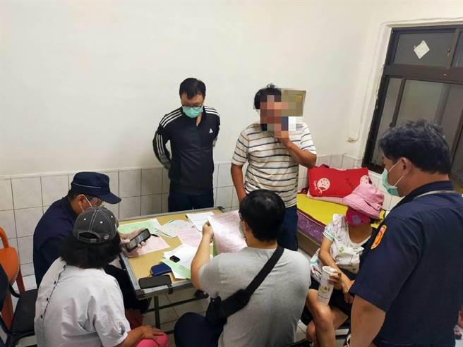 楠梓警方日前查獲一處民宅，內有6名男女群聚，正要打麻將，依法開出舉發單。（翻攝照片／林瑞益高雄傳真）